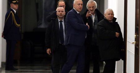 Tłum zatrzymał samochody z Jarosławem Kaczyńskim i Beatą Szydło
