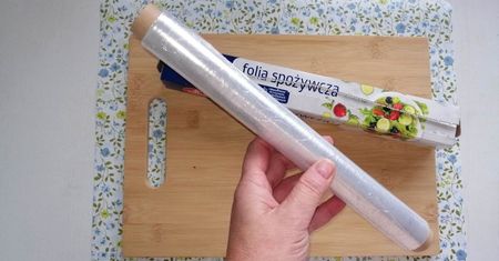 W sekundę rozwiniesz sklejoną folię spożywczą. Wystarczy prosty trik!