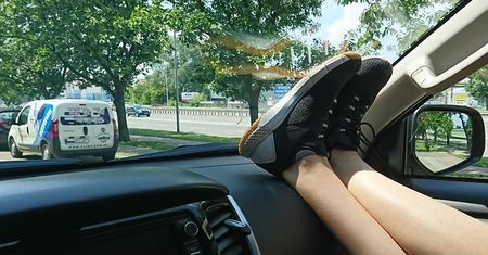 Pasażer jedzie z nogami na desce rozdzielczej? Zobacz, czym to grozi