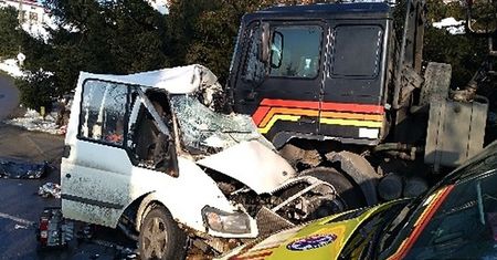 Zderzenie busa z ciężarówką. 2 osoby nie żyją