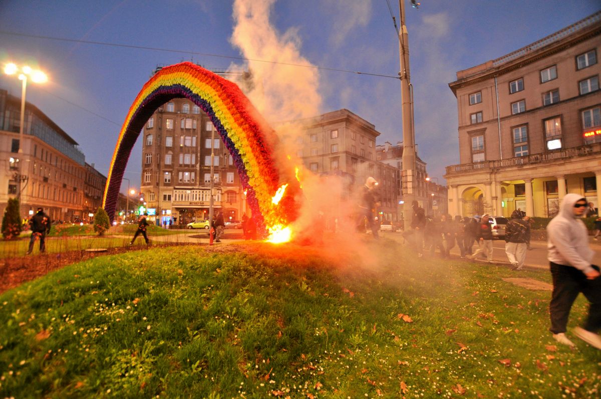 "Tęcza" wcale nie wraca na plac Zbawiciela. Obalamy plotkę