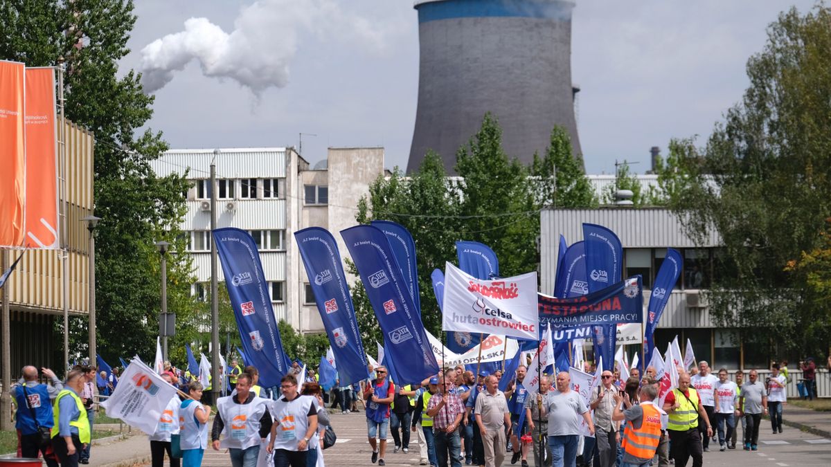 Ponad tysiąc protestujących zebrało się dzisiaj pod siedzibą ArcelorMittal w Dąbrowie Górniczej.