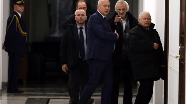 Prezes PIS Jarosław Kaczyński, wicemarszałkowie Ryszard Terlecki i Joachim Brudziński na korytarzu w Sejmie, w nocy z 16 na 17 grudnia