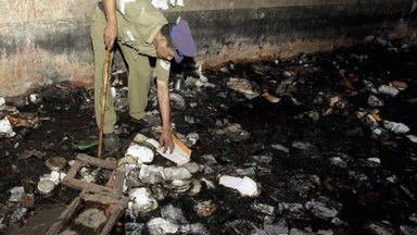 Policjant przeszukuje zgliszcza