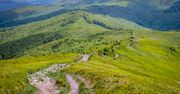 Atak turystów na Bieszczady. Auto jedno przy drugim