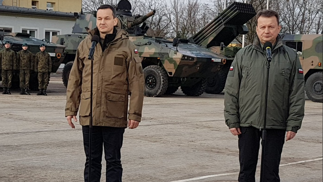 Premier Mateusz Morawiecki i minister obrony Mariusz Błaszczak odwiedzili w niedzielę żołnierzy w bazie w Wesołej.