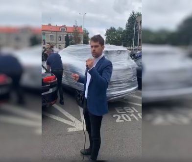 Samochód prezydenta Sieradza owinięty folią. Akcja lidera nowej partii
