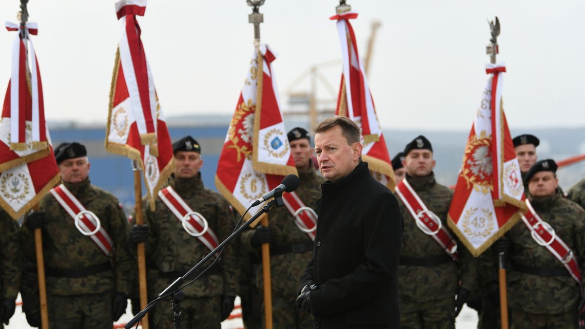 Mariusz Błaszczak wziął udział w uroczystości podniesienia bandery na nowym okręcie.