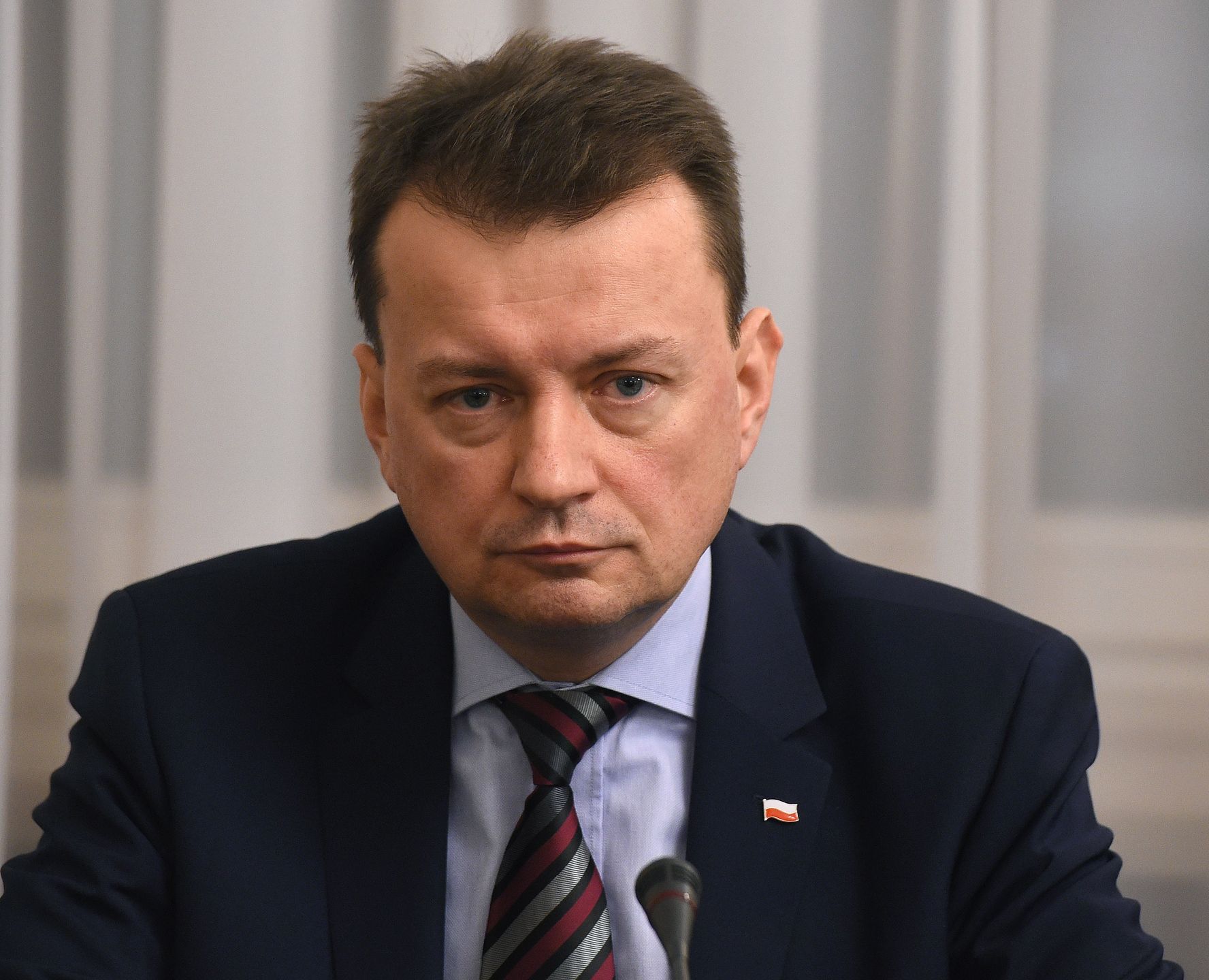 Szef MSWiA mówi, że pieniądze na pomoc poszkodowanym są przekazywane do samorządów, ale te czasami zwlekają z ich wypłatą.