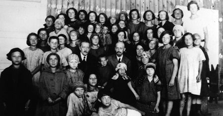 Janusz Korczak. Zginął z 200 dziećmi w komorze gazowej, do końca trzymały go za ręce
