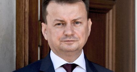 Mariusz Błaszczak inwestuje w pracowników. Chce, by umieli zachować się w towarzystwie