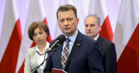 Mariusz Błaszczak o zachowaniu ochroniarzy centrów handlowych. "Nie mogą unikać wykonywania obowiązków"