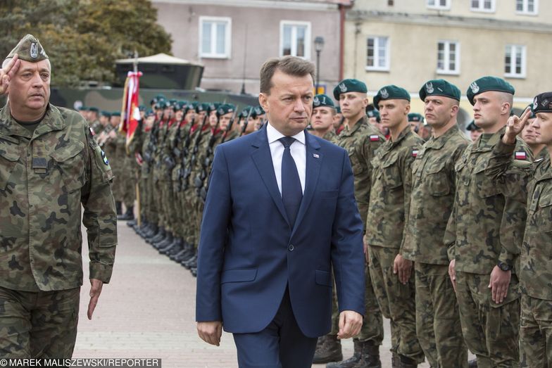 Szef MON Mariusz Błaszczak.obiecuje kolejne podwyżki dla żołnierzy zawodowych. Od 2020 r. średnio po 624 zł więcej