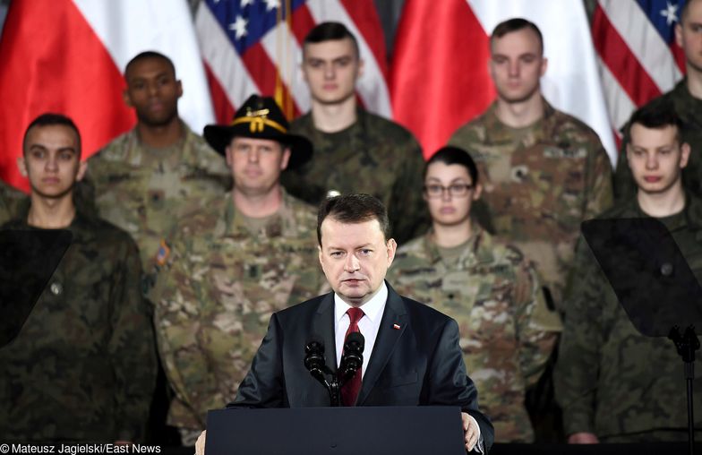 Mariusz Błaszczak podczas spotkania z wiceprezydentem USA Michaelem Pencem i amerykańskimi żołnierzami w Warszawie. 