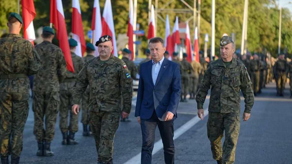 Szef MON Mariusz Błaszczak podczas próby generalnej przed Świętem Wojska Polskiego