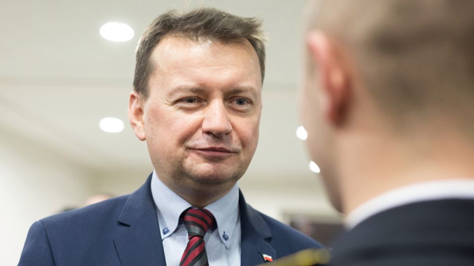 Mariusz Błaszczak uznał interwencję KE za "atak". 