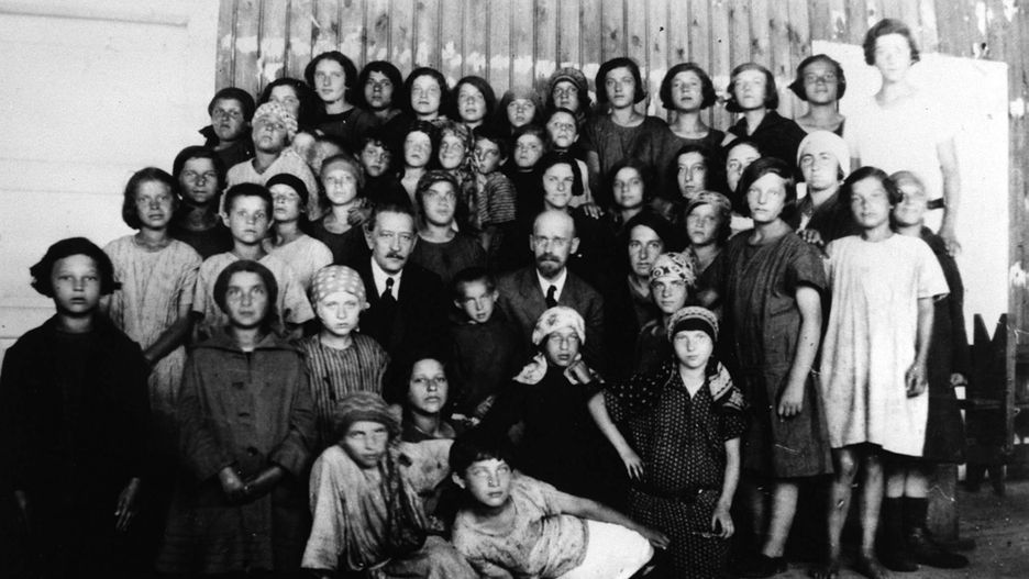 Janusz Korczak ze swoimi podopiecznymi z Domu Sierot
