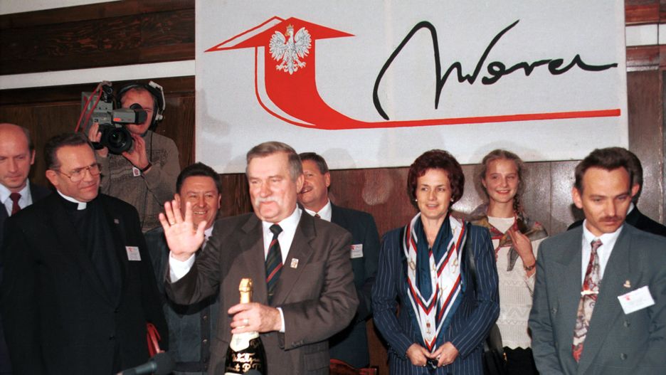Gdańsk, 05.11.1995, dzień wyborów prezydenckich. Od lewej ks.Henryk Jankowski, Lech Wałęsa, Danuta Wałęsa, Jerzy Borowczak
