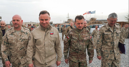 Błaszczak w mundurze polskich komandosów. "Użył fortelu, dlatego mógł go założyć"