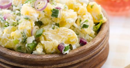 Niemiecka sałatka ziemniaczana. Podaj do kotleta zamiast puree