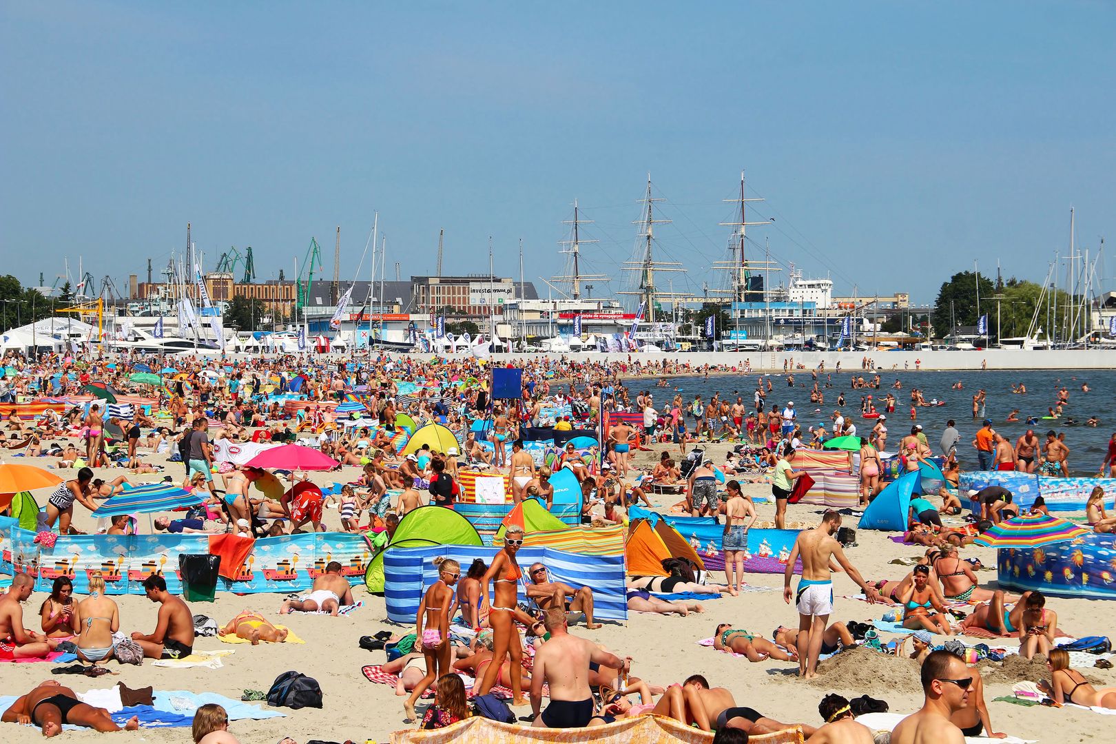 Tłumy na plażach w Gdyni (2015)