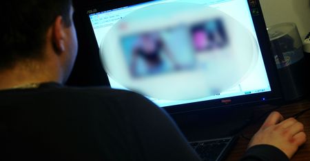 Trzy godziny na internetowym czacie. 50 pedofilów pisze do 12-latki