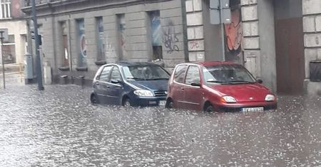 Potężne ulewy nad Polską, zalane ulice i podtopienia. Strażacy mieli pełne ręce roboty