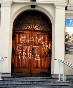 Brzeszcze: atak wandali na kościół i plebanię. Obraźliwe napisy
