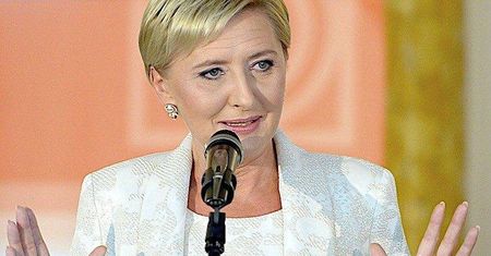 Agata Duda pod koniec roku całkowicie zmieniła swój wygląd! Teraz można ją pomylić z Hillary Clinton!