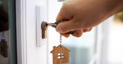 Czy właściciel mieszkania może wchodzić do lokum pod nieobecność najemcy? Co w tej sprawie mówią sądy?