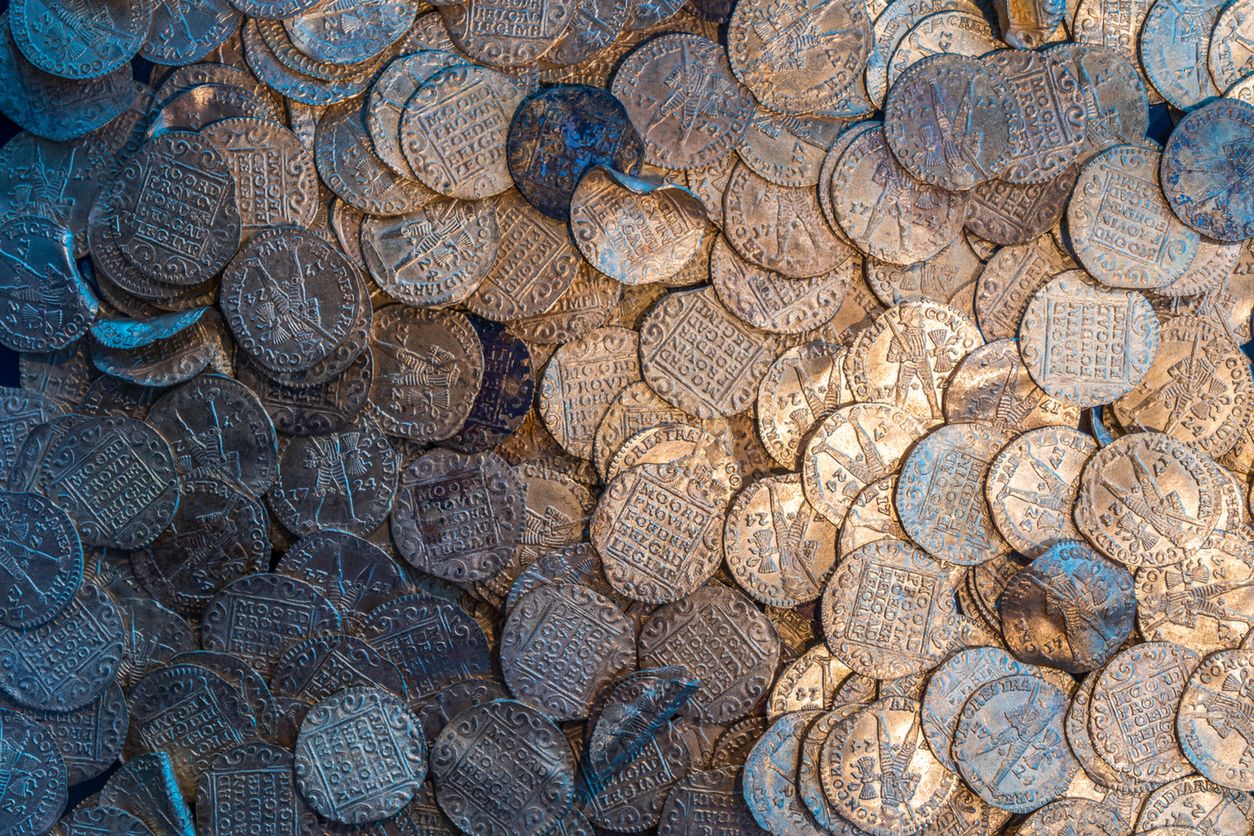 Sensacyjne odkrycie we Francji. Robotnik wykopał 14 tys. średniowiecznych monet