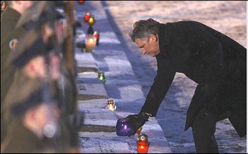 Znicze przed pomnikiem ofiar na zakończenie uroczystości w Auschwitz