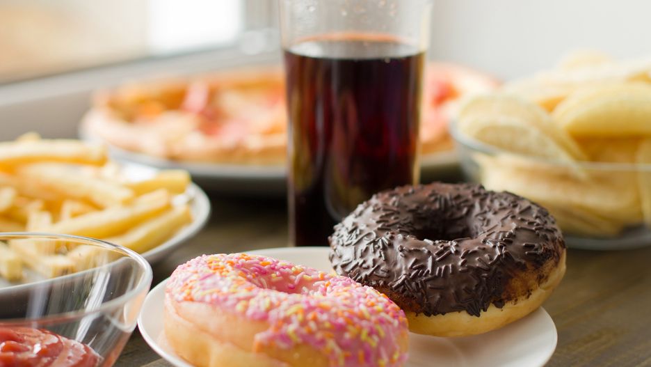 Niezdrowe jedzenie negatywnie wpływa na układ odpornościowy.