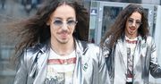 Tylko Michał Szpak potrafi tak ciekawie połączyć różne fasony i kolory. Przed siedzibą TVP nie miał sobie równych