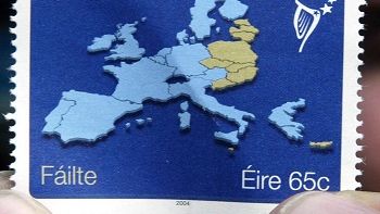 Nowy znaczek okolicznościowy wydany przez pocztę Irlandii dla upamiętnienia poszerzenia Unii Europejskiej