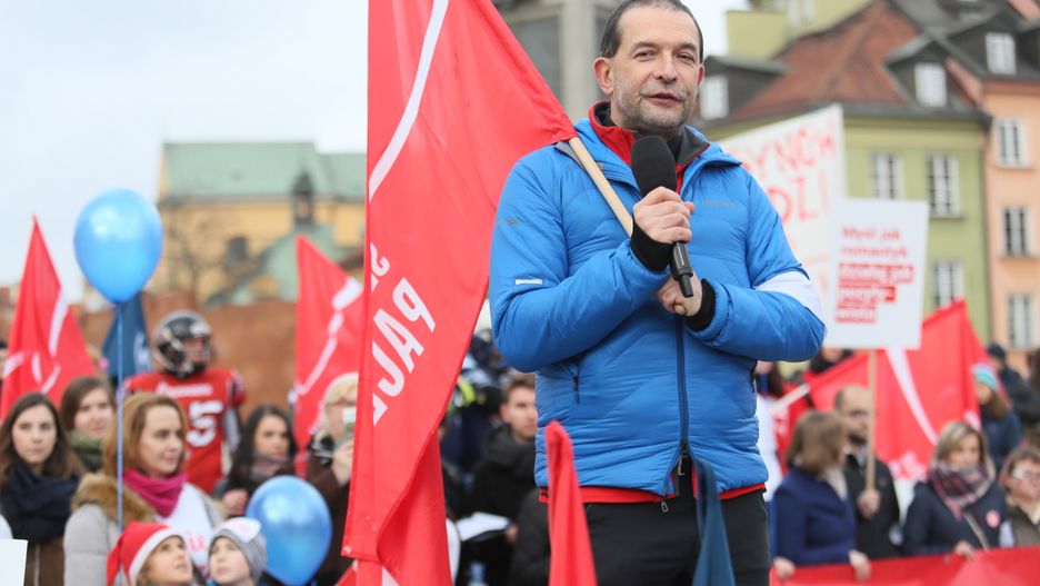 Ks. Jacek Stryczek przemawia podczas marszu Szlachetnej Paczki