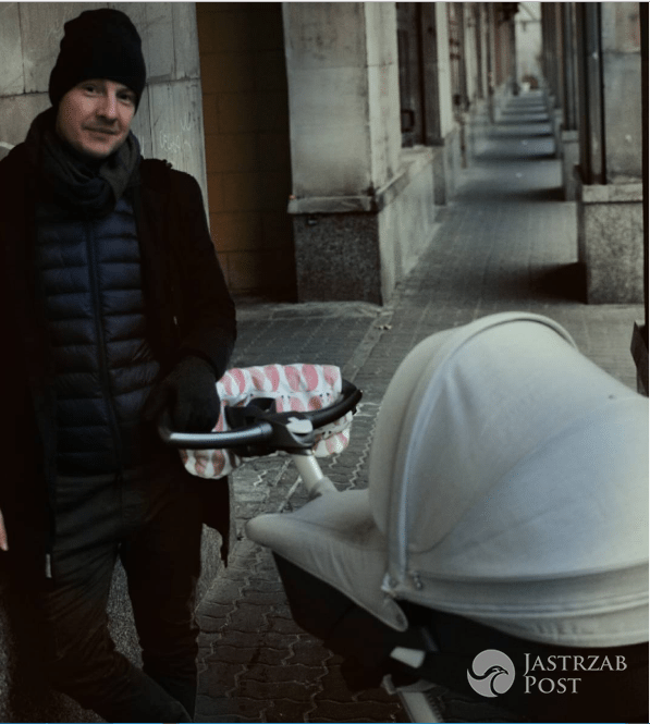 Rafał Mroczek na spacerze z córką