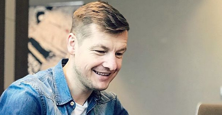 Rafał Mroczek ma bardzo przytulne mieszkanie. Zastosował najmodniejszy trend