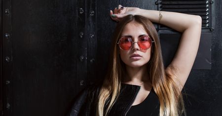 Czerń zawsze w modzie. Uniwersalne ubrania, które powinnaś mieć w szafie