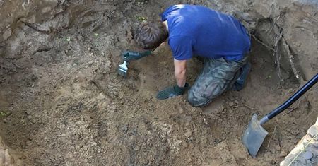 W przydomowym ogródku znalazł ludzkie szczątki. Teraz ma na głowie prokuratora