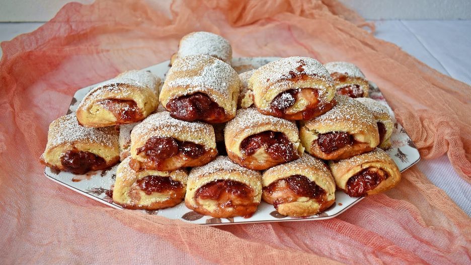 Cytrynowe ciasteczka z domowym dżemem truskawkowym