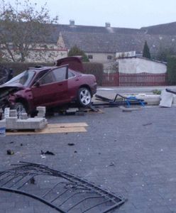 Jechał samochodem, ale twierdzi, że nim nie kierował. 20-latek rozbił auto i zniszczył ogrodzenie