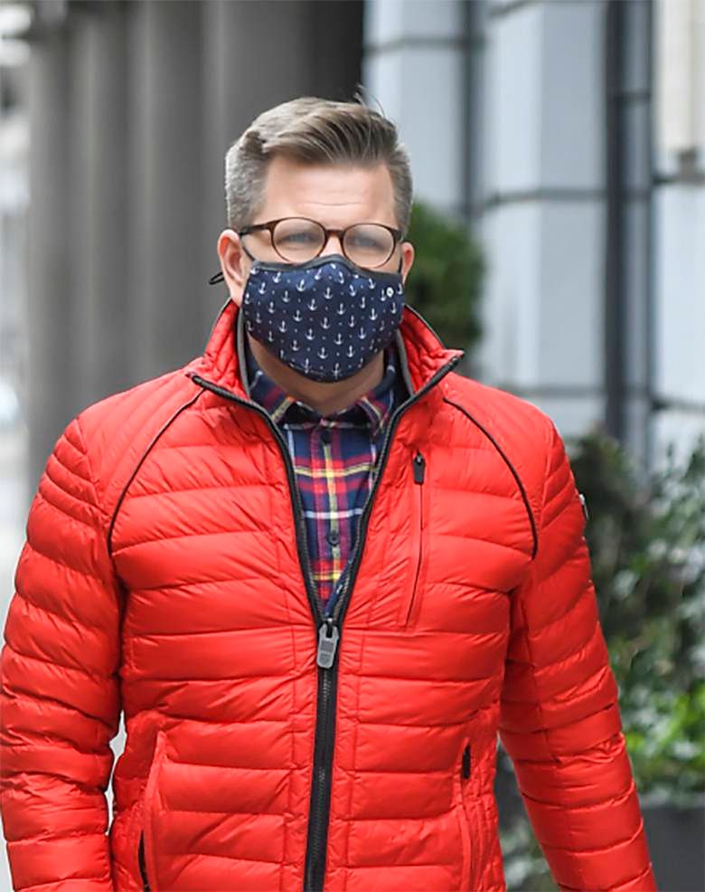 Filip Chajzer w maseczce przed studiem Dzień Dobry TVN