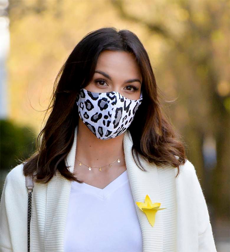 Paulina Krupińska dba o bezpieczeństwo, nosi maseczkę