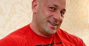 Hardkorowy Koksu pokazał pierwsze zdjęcie z drugą córeczką. Kruszynka ginie w jego wielkich ramionach