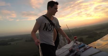 Wspięli się na nowy most w Krakowie. "Zapiera dech w piersiach"