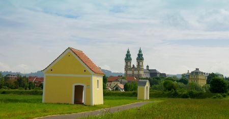 Pomazali XVII-wieczne kapliczki cystersów sprayem. 13 i 15-latek zatrzymani