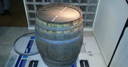 Ze starej beczki po winie zrobił piękny mebel