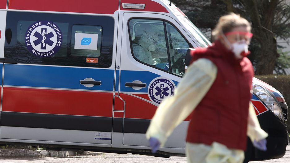 Koronawirus w Polsce. Ambulans przed szpitalem zakaźnym.