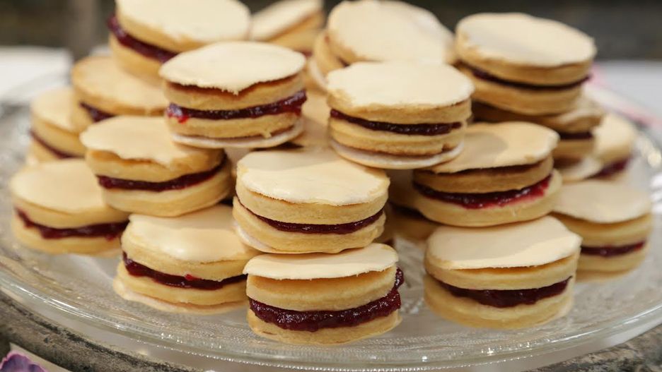 Kruche ciasteczka z domową marmoladą malinową